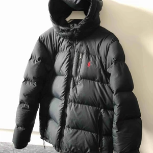  - En snygg o varm vinterjacka i storlek L, den är endast använd 1 vinter så finns inga skavanker på jackan! Säljer jackan för 3100 då jag köpte den ny för 4300kr 