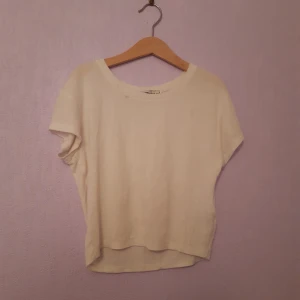 Corp top - Vit crop top:) säljer för att jag behöver pengar. Använd 2-3 gånger.