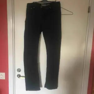 Svarta jeans men liten utsvängning från Denim.Co