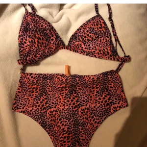 Supersöt bikini - Säljer vidare denna bikini då den inte passar mig tyvärr. Helt ny, köpt på Nelly. 50kr/del. Frakt - 11kr. Kontakta mig för fler bilder eller frågor 😋