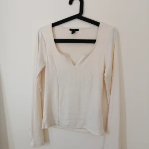 Topp storlek L - Krämvit tröja i storlek L, fint skick! 