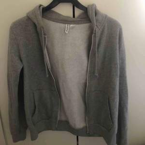 En grå zip hoodie från HM, kommer inte till användning längre men den är jätte mysig🔥🔥 Frakt ligger på 80kr💗💗