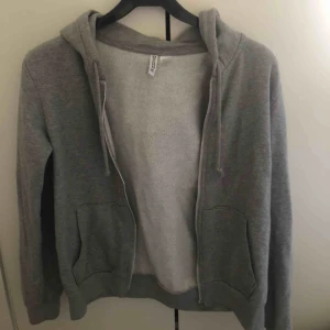  - En grå zip hoodie från HM, kommer inte till användning längre men den är jätte mysig🔥🔥 Frakt ligger på 80kr💗💗