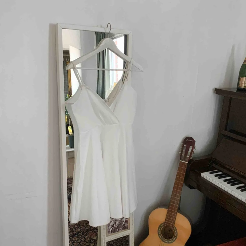 En enkel vit klänning i storlek L köpt från Zalando.💜. Klänningar.