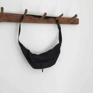  - Lite axelväska från ASOS. Möts i Örebro eller skickar, då står köparen för frakt (20kr) :)