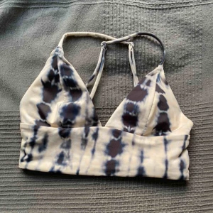  - Jättesöt bikinitopp med blå/vitt tie dye-mönster. Frakt tillkommer💞