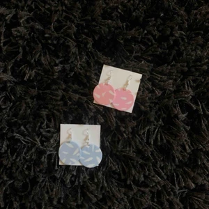  - Örhängen i ljusa färger! De rosa drar mot aprikosfärg medan de blå är ljusblå. 59kr/paret:)   BLÅA = sålda