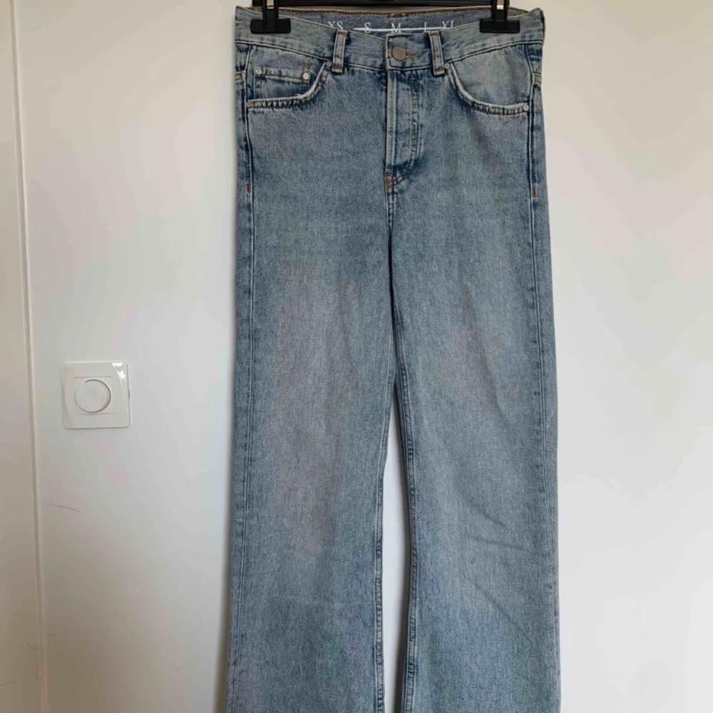 Raka (smått utsvängda) jeans från Bikbok. Superfina men tyvärr blivit för små. Frakt tillkommer . Jeans & Byxor.