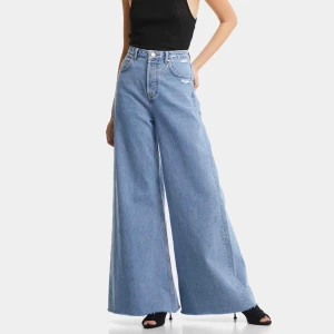  - Jeans från bikbok i modellen super trouper. Endast använda ett fåtal gånger. Vid frakt tillkommer en kostnad på 80 kr. Skriv till mig vid frågor eller för fler bilder!😊 