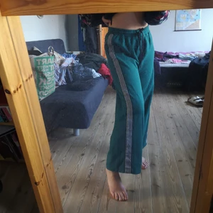 Gröna vida mjukisbyxor  - Assnygga byxor med vid passform! Endast använda ett fåtal ggr så i superbra skick! 🦋priset inkluderar frakt! 💞