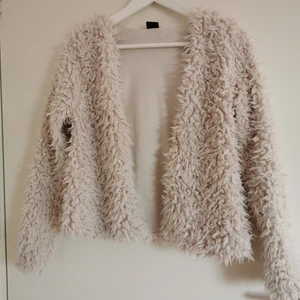 Kofta gina tricot  - Kofta från gina tricot. Inte använd mer än en gång. Riktigt mysig, speciellt på sommaren alt våren. 