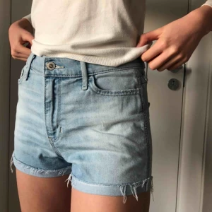  - Säljer dessa fina jeansshorts från hollister. Shortsen har slitningar nedtill och är i väldigt bra skick. ✨✨