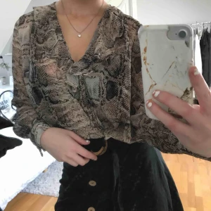  - Skön blus i ormmönster.