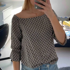  - Oanvänd blus från veromoda med prislapp kvar. Säljer pga aldrig använt 