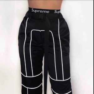  - sååååå balla cargobyxor med reflex på!!! Har haft dem i ett halvår typ och använt 2 gånger så det är dags för dem att få en ny ägare! jag är själv XS-S och de passar mig om man drar in så mycket det går i midjan! garanterar snabb affär! frakt tillkommer