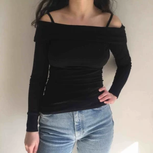  - Basic svart tröja, knappt använd