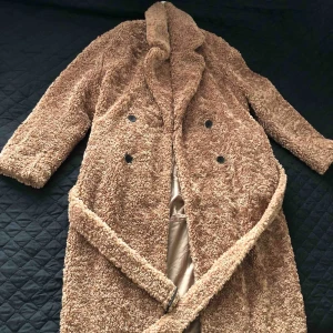  - The size is 38 but I am sure it can also fit 40.  I have this jacket from Hugo Boss which I received an year ago as a gift. I just worn it once. I am up for negotiations. The price does not include transportation. Last price 7.000 SEK 