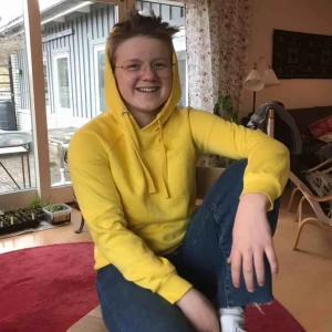  - Jättehärlig ljusgul hoodie som är sparsamt använt men som tyvärr har fått en liten fläck vid bröstet så det är därför jag säljer den billigt. Fläcken kan nog tas bort med fläckborttagning