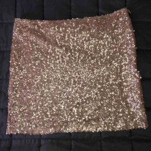  - Superfin ”guldig” paljettkjol! Tror att den bara är använd en nyår och nu är den för liten... Bra passform, dock lite liten i storleken så skulle nog säga att det är en M. Köparen står för frakten