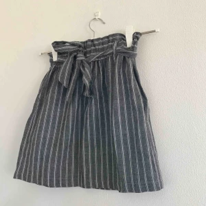  - Säljer min superfina vit och grå randiga kjol från Primark i strl S. Sååå fin men får aldrig användning för den. Använt kanske 1 gång så i nyskick!!! Frakt tillkommer💗⚡️