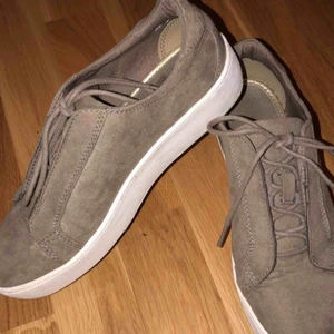  - Sneakers i strl 37. använda vid ett tillfälle  Som nya 