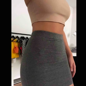  - Jättefin och skön kort grå kjol. Aldrig använd (bortsett från bilden)