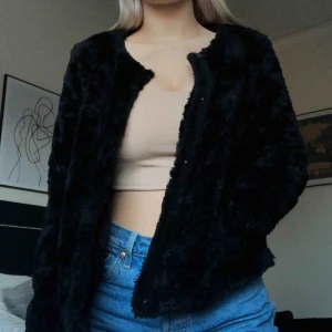  - Fluffig och mysig tunnare jacka som är perfekt till våren. Kontakta mig för mer info!