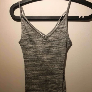 Linne - Jättefint linne i grått.  Använd 1 gång. Köparen står för frakt!