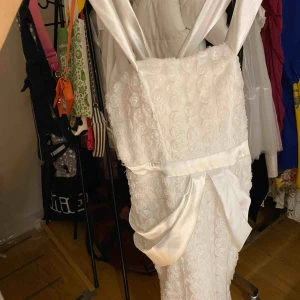  - En vit klänning som är hand sytt. Aldrig använd i storlek xs passar även liten S . Har fått liten barn så vill inte bara hänga där . 