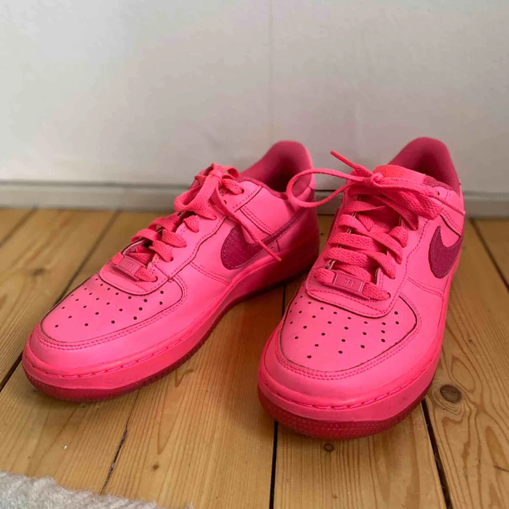 Air force one rosa skor från Nike! Använda endast en gång då dom tyvärr är för små för mig. Supercoola!!! Köparen står för frakt. 🌟🌟🌟. Skor.