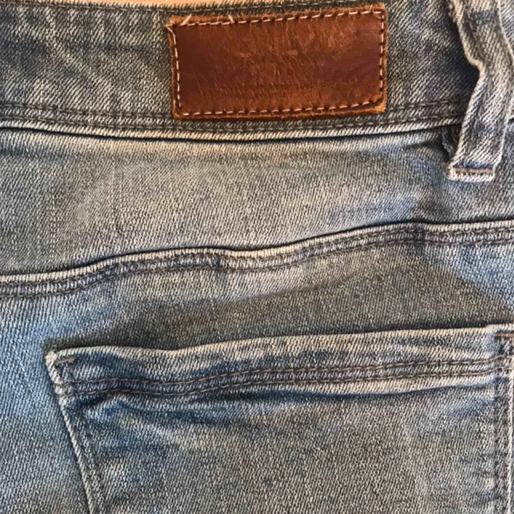 Ljusa jeansshorts med slitningar från Only, storlek 25.   Fint skick, märket bak har blivit lite mörkt efter tvätt (se sista bilden). Fraktkostnad tillkommer. Shorts.