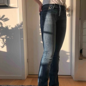  - Nu säljer vi dessa fina bootcut jeans från crocker. Byxorna är hyfsat använda men är i bra skick! Byxorna passar mig som har storlek XS/S. 💝