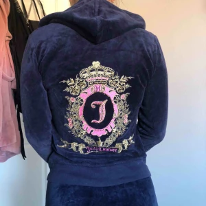  - Fint juicy couture sett i mörkblått med rosa detaljer. Snöret på byxorna är lite slitet, men utöver är det i bra skick💙