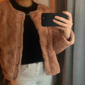  - Rosa jacka från Vero Moda i storlek M