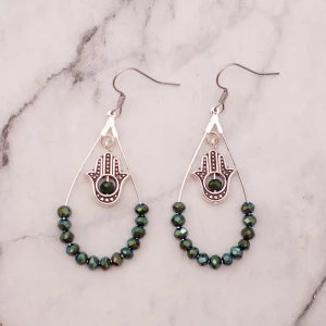 Örhängen med Fatimas hand  - Unika örhängen med gröna pärlor och Fatimas hand, nickelfria. 11:- i frakt, fri frakt vid köp över 100:-.