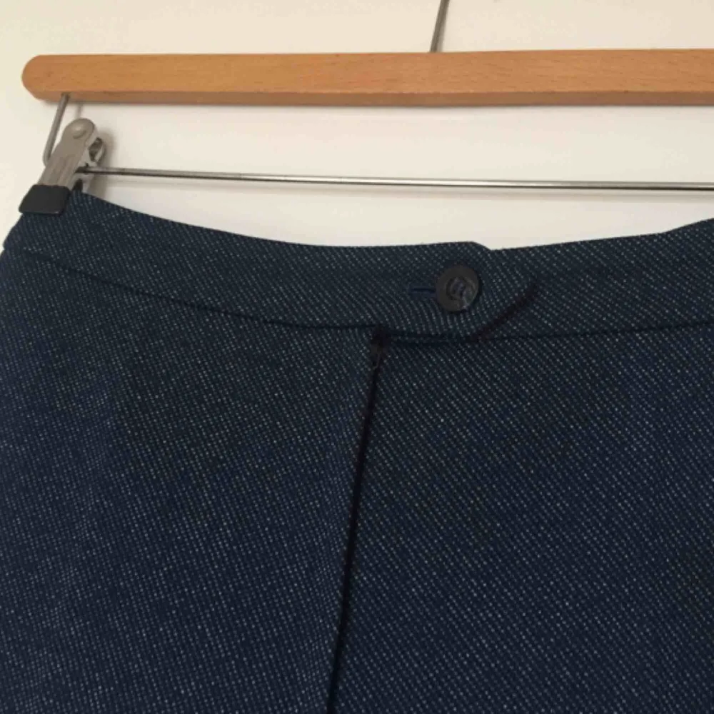 Mörkblå byxor lite ”flared” längst ner med fin textur i materialet. Bra skick! . Jeans & Byxor.