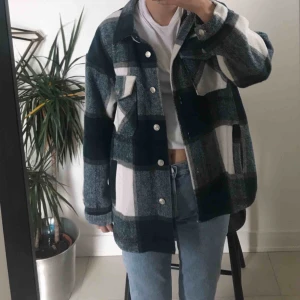  - Säljer en Plaid Jacket från byanastasia som liknar den väldigt populära jackan från Zara! Perfekt nu till våren💗 Säljer pga att jag knappt använda den.  Den är i storlek S men passar mig som vanligtvis har xs perfekt💛  Köpt för 479kr