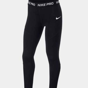 Nike pro träningstights, stretshiga och sköna. Nike märket där fram har tyvärr åkt av men annars är dom i gott skick!