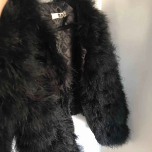  - pälsjacka från dennis maglic som var extremt populär för ett tag sen. säljes pga att den ej kommer till användning längre. nypris 1300kr. köparen står för frakt. 