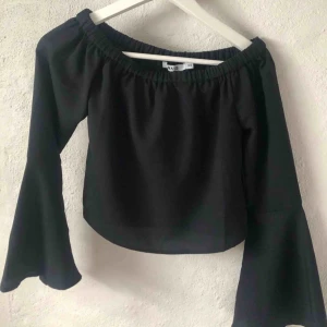  - Off shoulder blus/tröja från NAKD. Sparsamt använd så i bra skick!!💕 Nypris: 299 kr Säljes för:110 kr