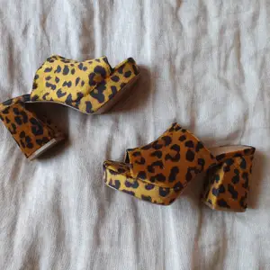 🐆 90's style chunky heel platåskor i leopardmönster. Aldrig använda. Stl 37. Skickas mot spårbart porto eller avhämtas i Aspudden i Stockholm 🖤