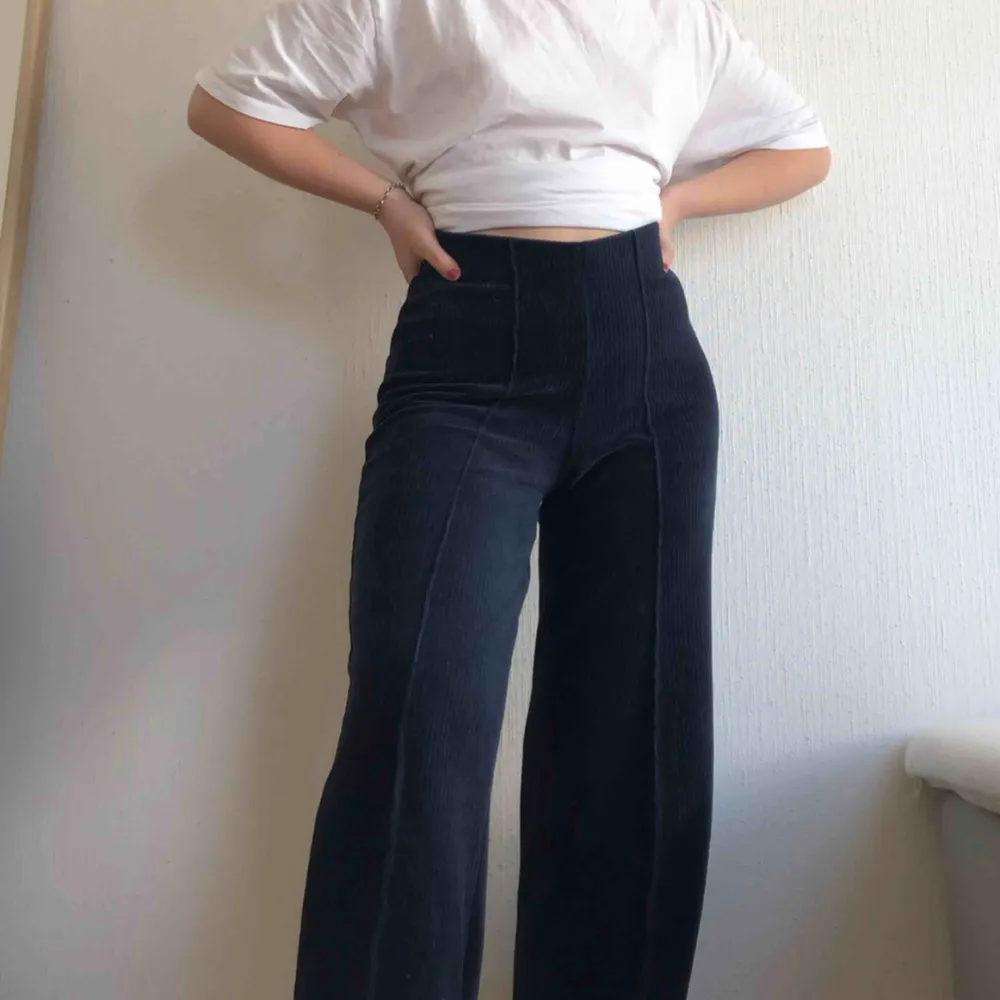 Jättesnygga och sköna byxor från Gina!! Frakten går på 66kr men kan också mötas upp i Malmö🤍. Jeans & Byxor.