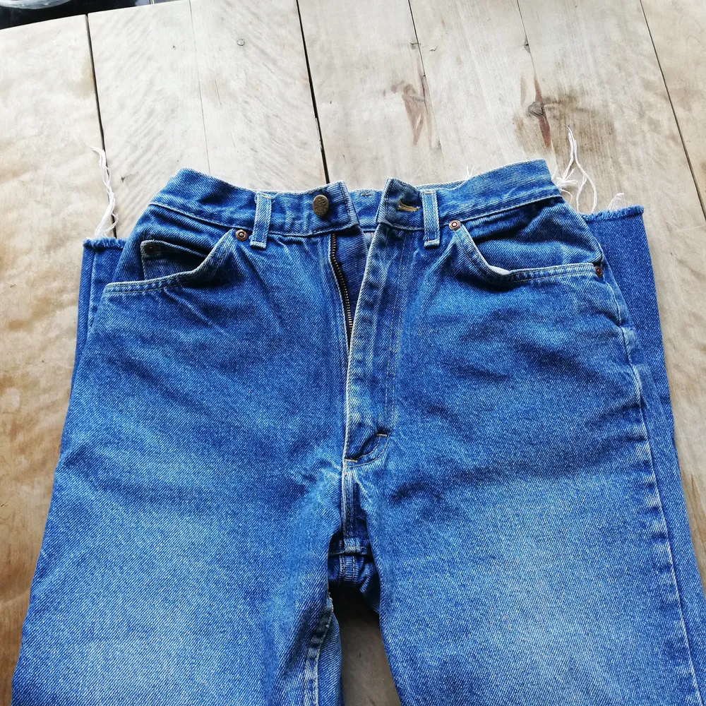 Supersnygga highwaist jeans från Lee säljes då de var för stora på mig som vanligtvis har 24/25 i jeans. Dock sitter de perfekt i längd för mig som är 160 lång! De slutar precis vid fotknölen. Jeansen är i begagnat skick, men hela och rena! 🌟 Frakt 63kr . Jeans & Byxor.