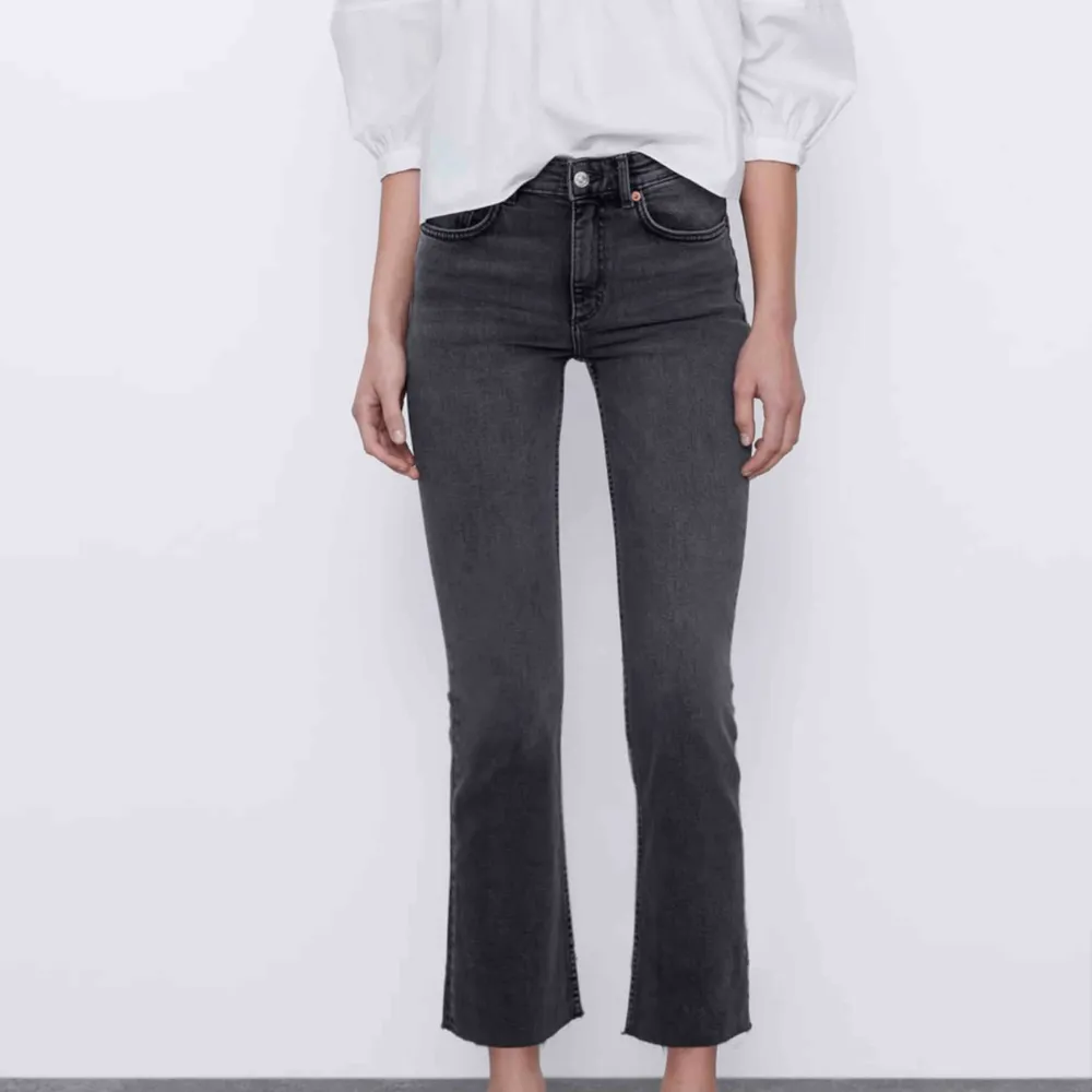 Gråa jeans från Zara. Kan skicka egen bild vid förfrågan !!!Sänker pris vid snabbköp!!! Inköpt för 259kr Jag är 155 cm. . Jeans & Byxor.