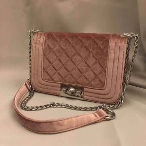  - Jätte gullig väska från gina i smutsrosa🙌🏽 kan ha både som crossbody och på axeln 150kr inkl frakt