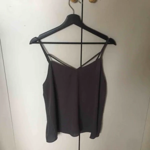  - Tunn, fin grå blus! Sparsamt använd.