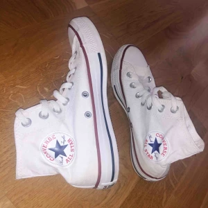  - I princip helt nya vita höga converse. Använts 2gånger, och säljer för att dom tyvärr är för små på mig. 300:- ink frakt!! 🥰
