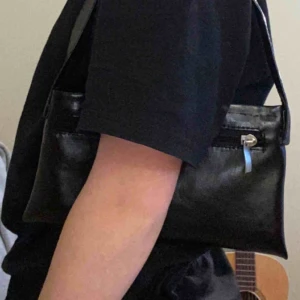  - En superfin och mordern baguettebag i fake skinn! Perfekt för tillstånd som fest eller vardag. 