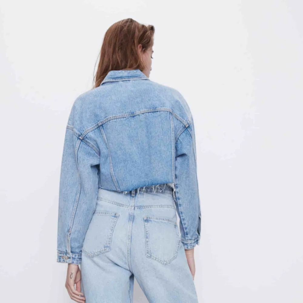 Croppad jeansjacka från Zara köpt förra våren. Använd 2 gånger så i gott skick. Storlek M så lite oversize på mig som är s. Frakt 62kr💕. Jackor.