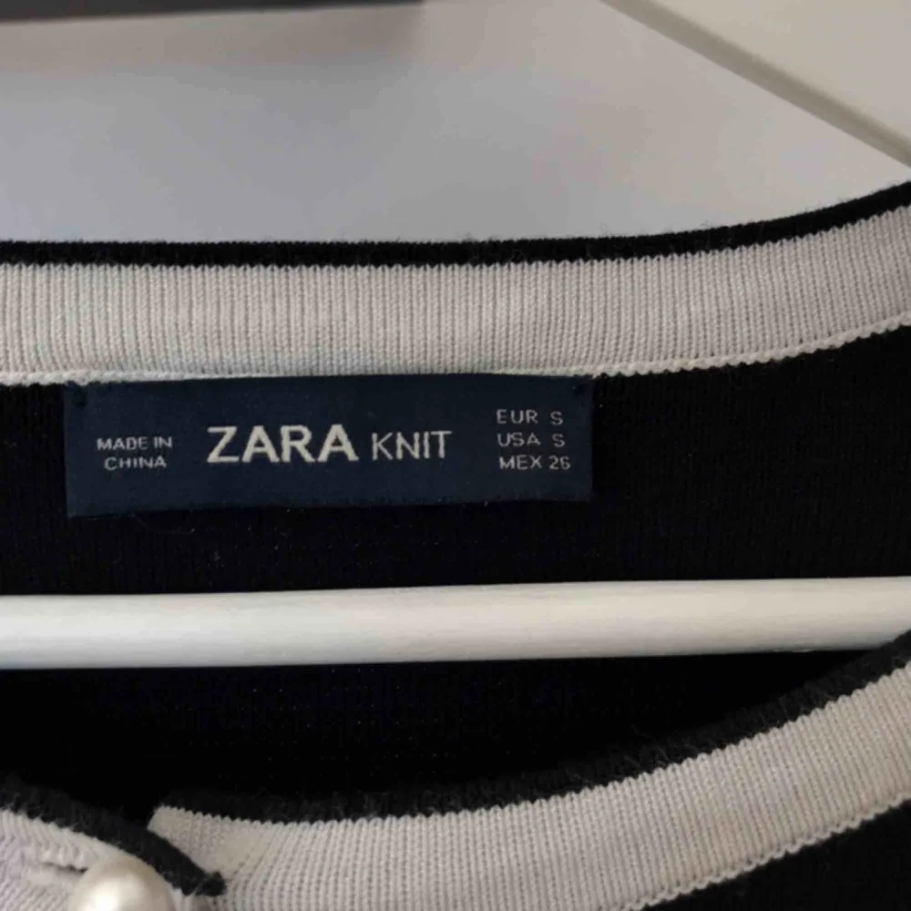 Otroligt söt kofta från Zara i strl S. Passar även XS. Endast använd fåtal gånger 🌷FRAKTEN ÄR INKLUDERAD I PRISET!!. Tröjor & Koftor.